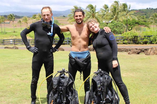 Scuba divers posing for a picture after finishing the PADI Open Water Class
